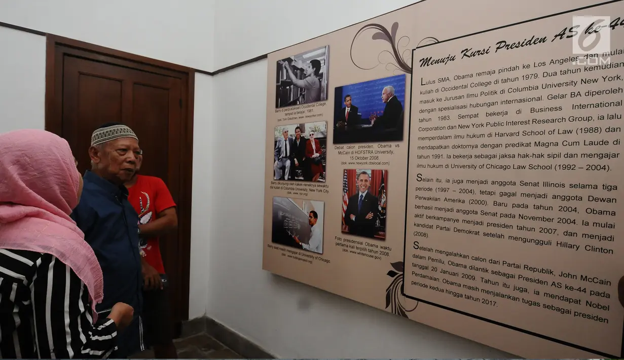 Pengunjung melihat poster di kamar yang pernah ditempati mantan Presiden Amerika Serikat, Barack Obama di kawasan Bulak Sumur, Yogyakarta, Kamis (29/6). Barack Obama beserta keluarga berlibur ke Yogyakarta, 28-30 Juni. (Liputan6.com/Helmi Fithriansyah)