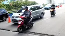 Pengendara mengurangi kecepatan saat melintasi salah satu ruas jalan layang yang retak di kawasan Kemayoran, Jakarta, Kamis (3/1). Akibat retakan ini, para pengendara harus lebih berhati-hati saat melintas. (Liputan6.com/Helmi Fithriansyah)