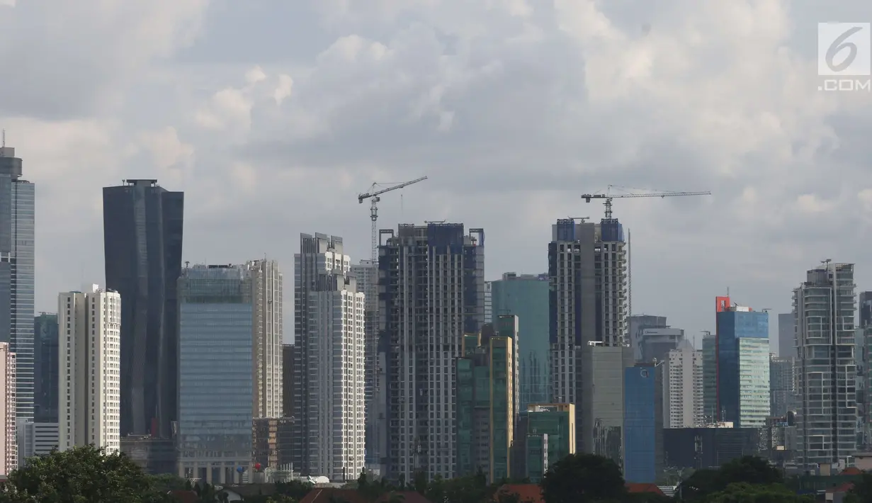 Pemandangan gedung bertingkat di Jakarta, Sabtu (28/4). Pertumbuhan ekonomi Indonesia, menurut Darmin Nasution, masih kecil lantaran belum ada orientasi ekspor dari industri dalam negeri. (Liputan6.com/Angga Yuniar)