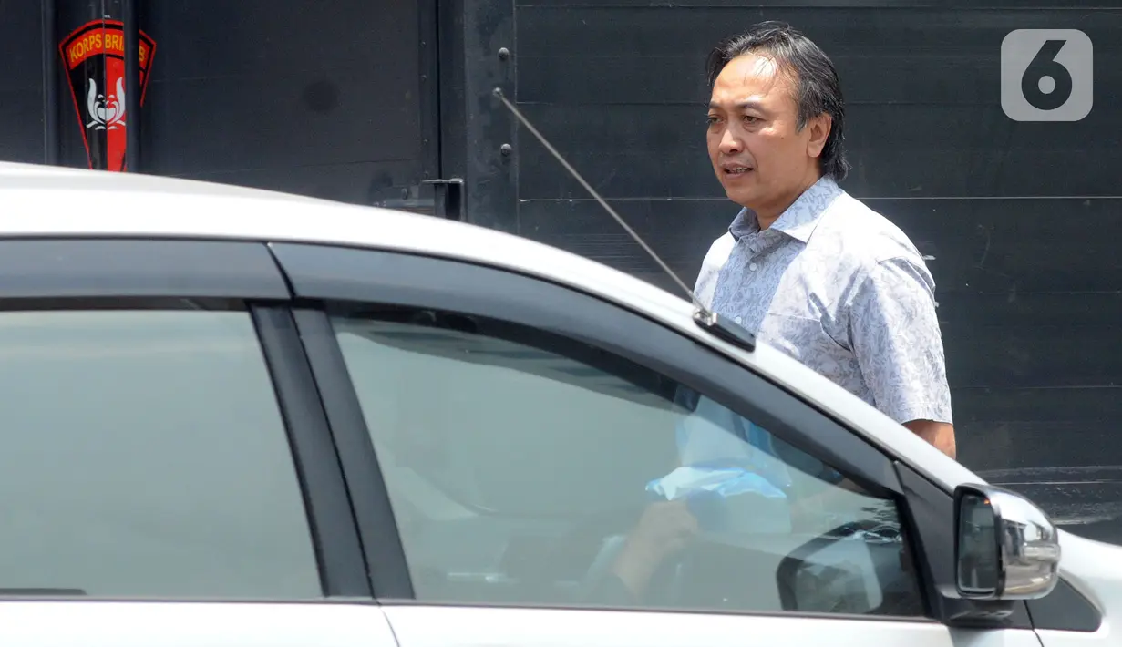 Mantan Executive Vice President Human Capital & Corporatiron Supplier Services PT Garuda Indonesia (Persero), Heriyanto Agung Putra menghindari kejaran awak media usai menjalani pemeriksaan di Gedung KPK, Jakarta, Jumat (4/10/2019). (merdeka.com/Dwi Narwoko)