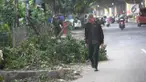 Di ruas jalan DI Panjaitan terlihat sampah ranting pohon yang tidak kunjung dibersihkan