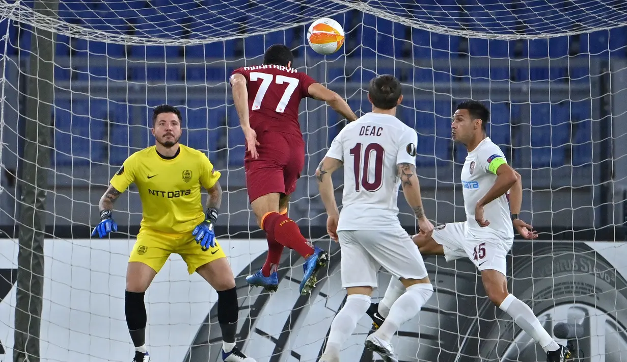 Gelandang AS Roma, Henrikh Mkhitaryan (tengah) saat mencetak gol ke gawang CFR Cluj pada pertandingan grup A Liga Europa di di Stadion Olimpiade di Roma (5/11/2020). AS Roma menang telak 5-0 atas CFR Cluj. (AFP/Alberto Pizzoli)