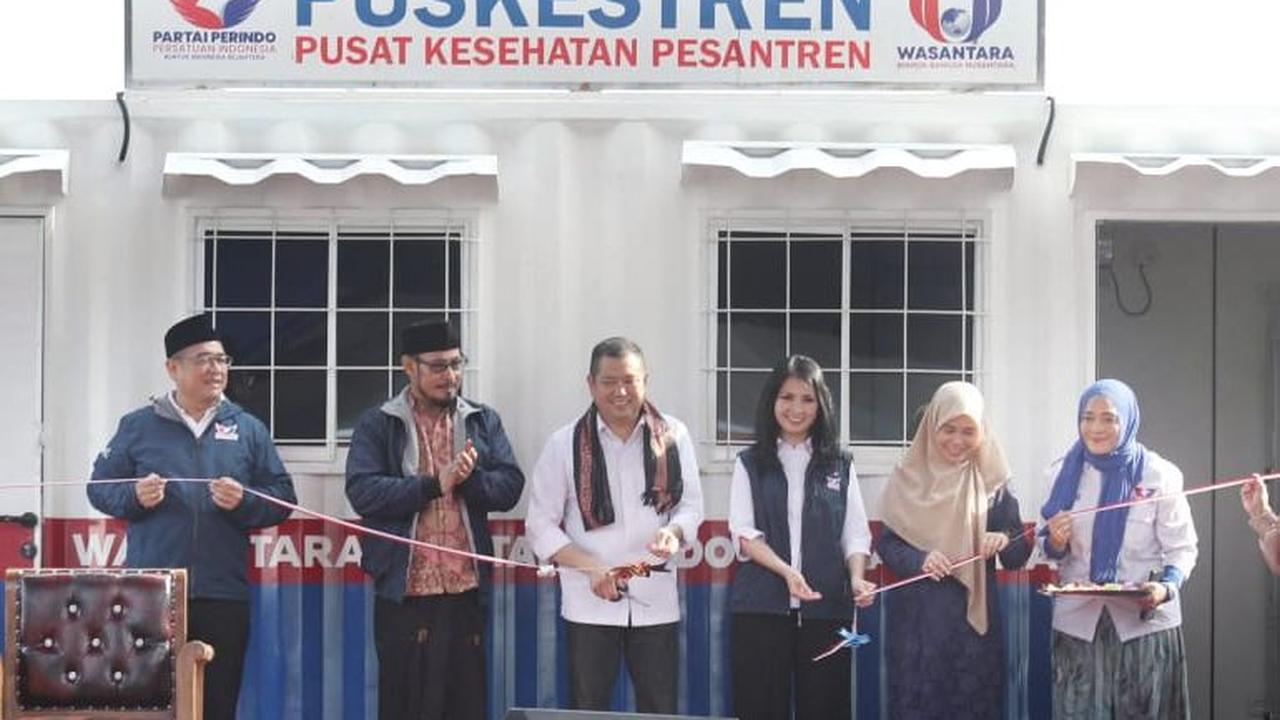 Istri calon presiden nomor urut 3 Ganjar Pranowo, Siti Atikoh Suprianti menghadiri acara peresmian Pusat Kesehatan Pesantren (Puskestren), pada Selasa (30/1/2024). Acara ini juga dihadiri&nbsp;Ketum DPP Perindo Hary Tanoesoedibjo dan Ketum Kartini Perindo