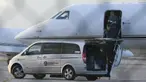 Ayah sekaligus agen Lionel Messi, Jorge Messi, turun dari pesawat di Bandara Barcelona, Rabu (2/9/2020). Kedatangan ayah Messi tersebut untuk membahas masa depan anak nya di Barcelona. (AFP/Lluis Gene)