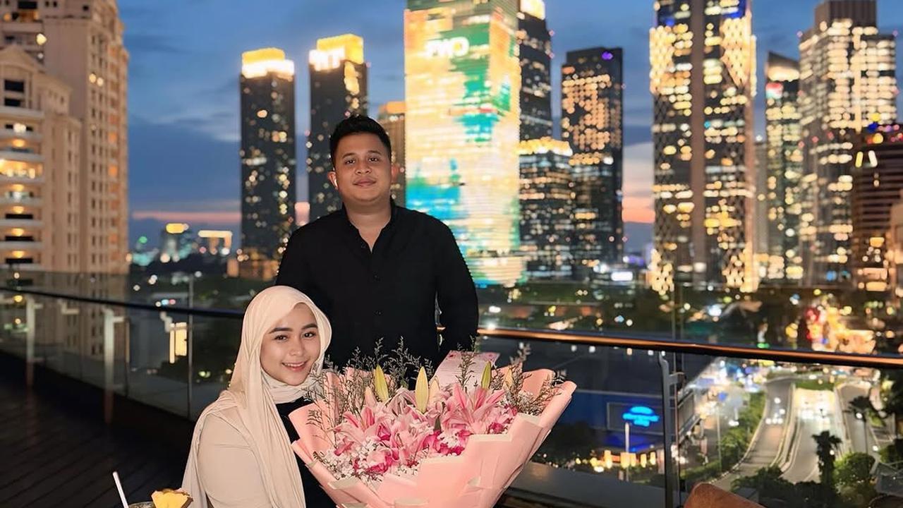 Potret Syifa Adik Ayu Ting Ting Rayakan Anniversary Pernikahan ke-3, Dapat Buket Bunga Besar dan Dinner Mewah