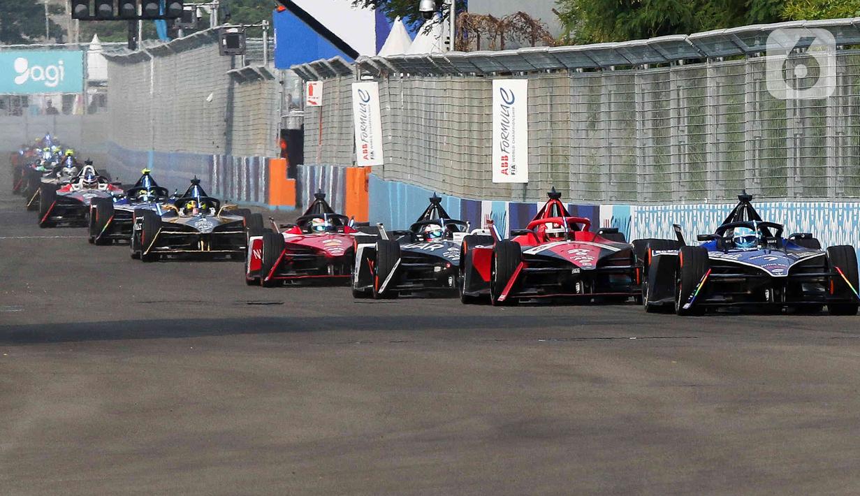 Dan pembalap tim Jaguar TCS Racing Mitch Evans (45 menit 15,763 detik). (Liputan6.com/Herman Zakharia)