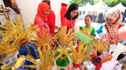 Tommy Winata dan istri almarhum Didi Peter berbincang saat Pasar Akhir Pekan di kawasan SCBD Jakarta, Sabtu (29/10). Pasar tersebut akan berlangsung selama 6 bulan pada sabitu dan minggu. (Liputan6.com/Angga Yuniar)