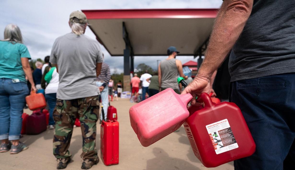 Di Carolina Utara, sedikitnya 600.000 rumah dan bisnis mengalami pemadaman listrik. (Sean Rayford/Getty Images North America/Getty Images via AFP)