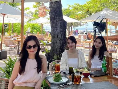 Sidney Azkassyah adalah anak Cut Tari dan mantan suaminya, Johannes Yusuf Subrata, sedangkan Channella Leslie adalah putri Richard Kevin. Meski saudara sambung, keduanya sangat akrab. Terlihat lewat momen liburan mereka di Resort mewah di Nusa Dua, Bali. (Liputan6.com/IG/@cuttaryofficial)