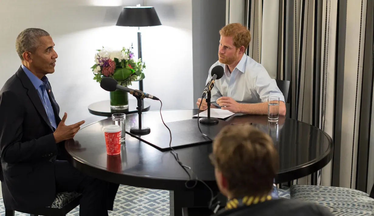 Mantan Presiden Amerika Serikat Barack Obama (kiri) ketika diwawancarai oleh Pangeran Harry dalam program Radio BBC 4 Today di London, Rabu (27/12). Pada wawancara tersebut Obama merasa tenang meninggalkan Gedung Putih. (AFP Foto / FAT / HO)