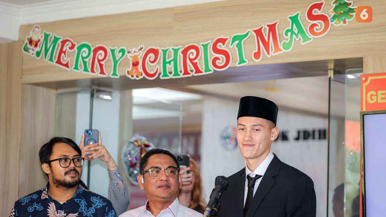 Foto: Momen Jay Idzes Resmi Jadi Warga Negara Indonesia, Bawa Sang Kekasih saat Pengambilan Sumpah