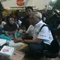 Direktur Hulu PT Pertamina (Persero) Dharmawan H Samsu menyapa korban Tsunami Selat Sunda di Posko Pertamina Peduli. Posko tersebut menyalurkan bantuan makanan,air mineral dan elpiji.