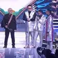 Farel Prayoga dan Iwan Fals berada di tengah para host HUT ke-28 Indosiar. (Tangakapan layar Indosiar via Vidio)