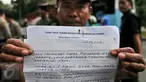 Seorang tukang becak menunjukkan isi surat untuk Gubernur DKI, Basuki Tjahaja Purnama saat melakukan unjuk rasa di Balai Kota Jakarta, Kamis (28/1). Aksi ini bermula sejak 200 becak ditertibkan Satpol PP pada awal Januari 2016. (Liputan6.com/Yoppy Renato)