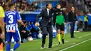 Pelatih Real Madrid, Julen Lopetegui mengintruksikan pemainnya saat melawan Deportivo Alaves pada lanjutan La Liga Spanyol di stadion Mendizorroza, di Vitoria (6/10). Madrid takluk 1-0 Deportivo Alaves. (AP Photo/Alvaro Barrientos)