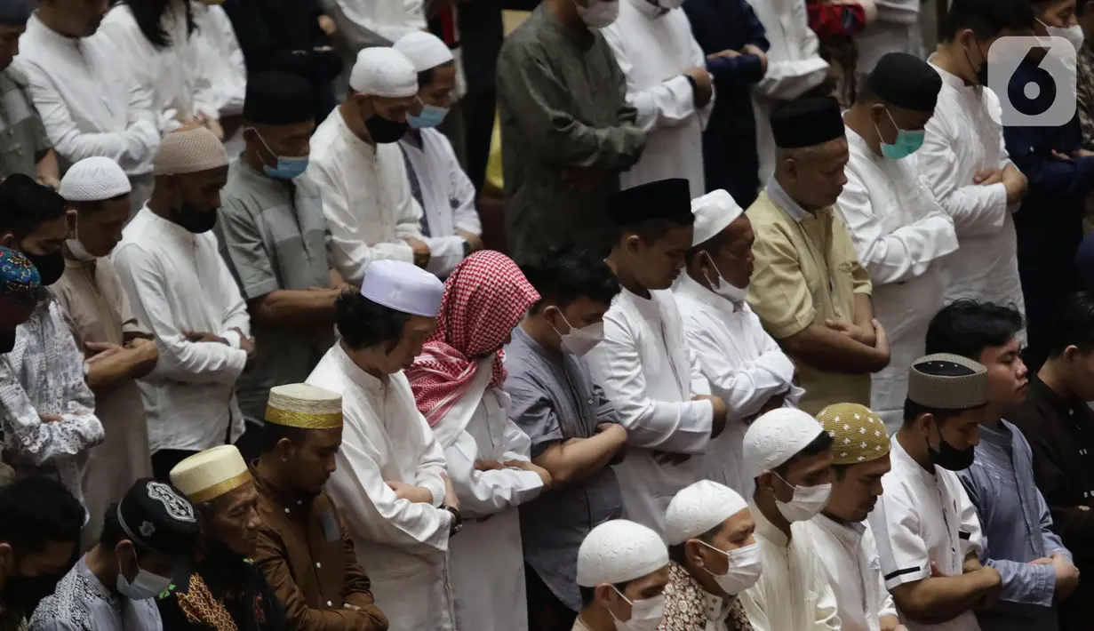 <p>Umat muslim melaksanakan sholat Idul Fitri di Masjid Istiqlal, Jakarta, Senin (2/5/2022). Ribuan umat muslim melaksanakan sholat Idul Fitri 1443 H dengan penuh khidmat. (Liputan6.com/Helmi Fithriansyah)</p>