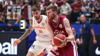 Timnas Basket Latvia mengalahkan Spanyol dengan skor 74-69 pada pertandingan babak kedua Grup L Piala Dunia FIBA 2023 yang digelar di Indonesia Arena, Jakarta, Jumat (1/9/2023) sore WIB. (Bola.com/Bagaskara Lazuardi)