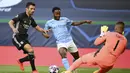 Pemain Manchester City Raheem Sterling (tengah) mencoba menendang bola melewati kiper Lyon Anthony Lopes pada perempat final Liga Champions di Stadion Jose Alvalade, Lisbon, Portugal, Sabtu (15/8/2020). Lyon mengalahkan Manchester City 3-1. (Franck Fife/Pool Photo via AP)