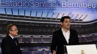 Florentino Perez (kiri) menatap Casillas yang sedang berikan pidato (JAVIER SORIANO / AFP)