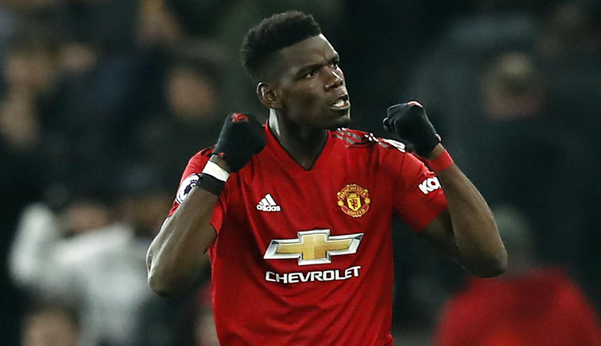 Gelandang Manchester United, Paul Pogba, melakukan selebrasi usai membobol gawang Brighton and Hove Albion pada laga Premier League di Stadion Old Trafford, Sabtu (19/1). Manchester United menang 2-1 atas Brighton and Hove Albion. (AP/Martin Rickett)