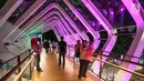 Sejumlah pejalan kaki mengabadikan Jembatan Penyeberangan Orang (JPO) Gelora Bung Karno lewat foto di Jalan Jend Sudirman, Jakarta, Senin (4/3) malam. JPO tersebut baru saja diresmikan Gubernur DKI Jakarta Anies Baswedan. (Liputan6.com/Fery Pradolo)