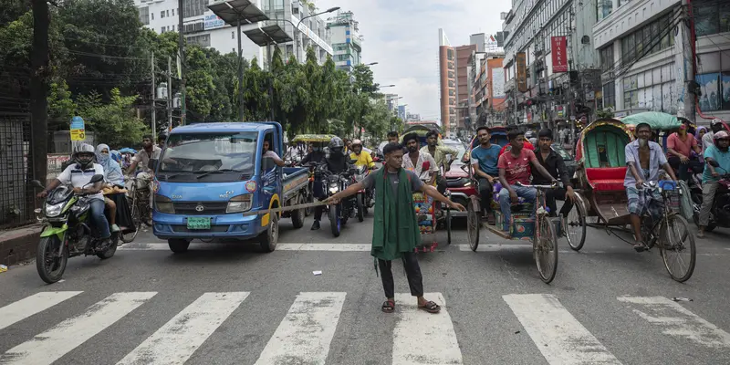 Tidak ada polisi lalu lintas di jalan-jalan Dhaka