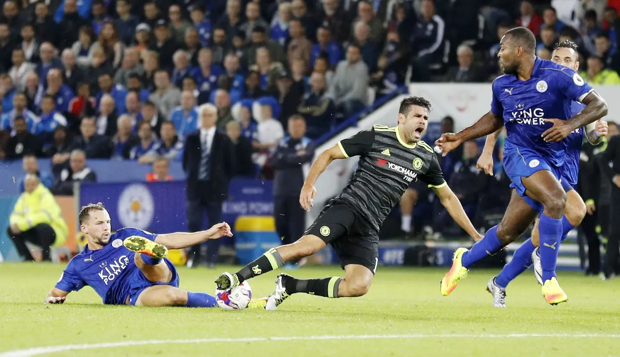 Pemain Leicester City, Danny Drinkwater menghadang laju pemain Chelsea, Diego Costa (tengah)  pada putaran ketiga Piala Liga Inggris di Stadion King Power, (21/9/2016) dini hari WIB. (Reuters/Darren Staples)