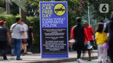 Warga berolahraga di dekat poster peringatan larangan kampanye politik saat Hari Bebas Kendaraan Bermotor atau Car Free Day (CFD) di Kawasan Bundaran HI, Jakarta, Minggu (19/11/2023). (Liputan6.com/Angga Yuniar)