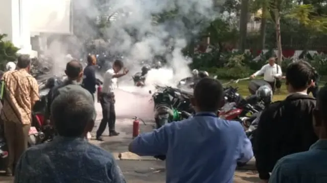 Foto sepeda motor terbakar di Kemlu. (Humas Polres Jakpus)
