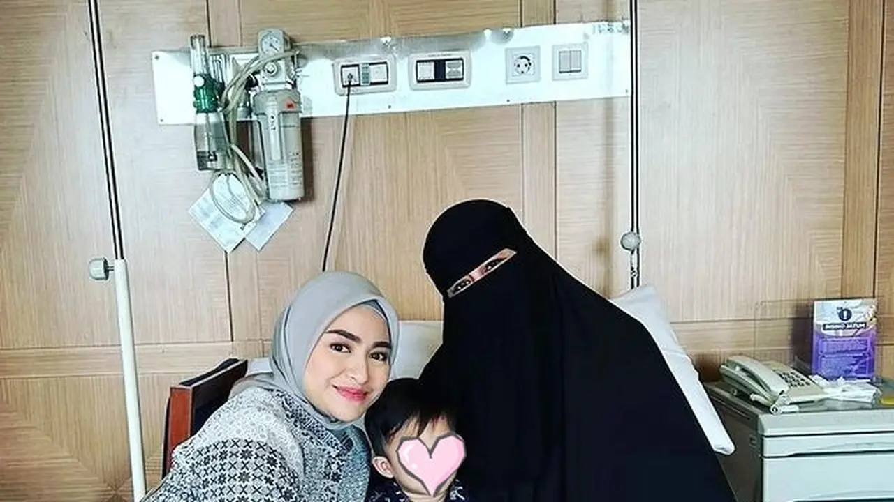 6 Potret Nathalie Holscher dan Umi Pipik, Sempat Nangis hingga Ingin Lepas Hijab