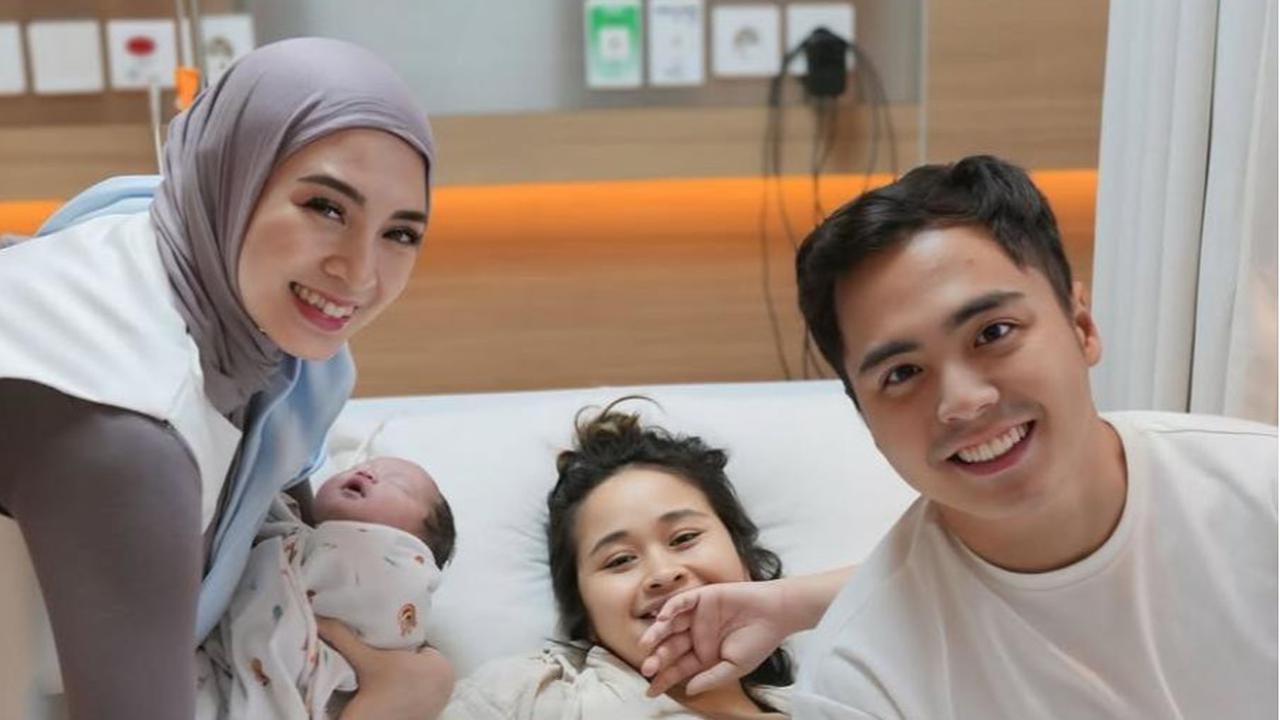 5 Potret Donita dan Adi Nugroho Jenguk Gritte Agatha yang Baru Lahiran, Penuh Keakraban