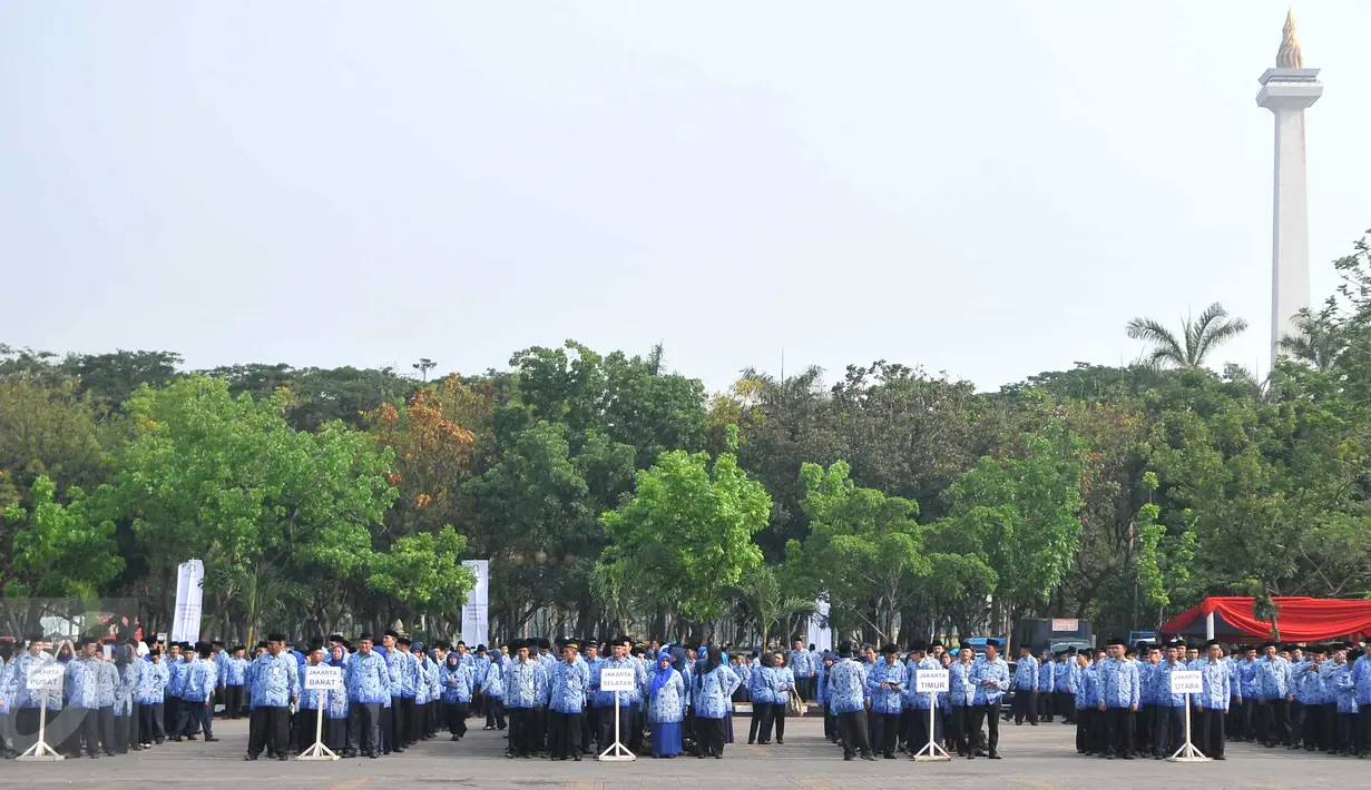 Ratusan Pegawai Negeri Sipil (PNS) mengikuti upacara peringatan Hari Pahlawan di lapangan eks IRTI Monas, Jakarta, Selasa (10/11). Upacara tersebut dipimpin oleh Gubernur DKI Jakarta Basuki T Purnama. (Liputan6.com/Gempur M Surya)