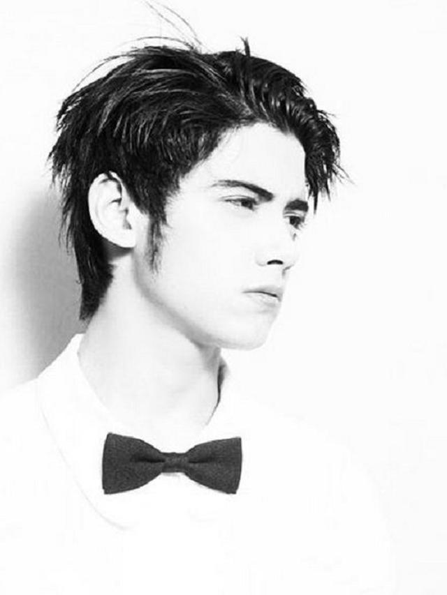 Wajah Maskulin Aliando Syarief Berbalut Jas dan Dasi  Kupu  