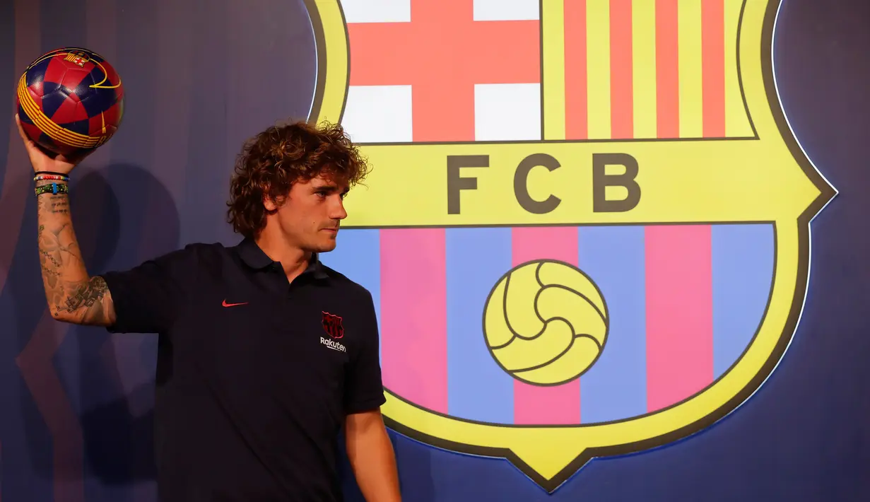 Antoine Griezmann berpose saat pemotretan di Barcelona, Spanyol, Sabtu (13/7/2019). Pemain asal Prancis itu dikontrak Barcelona sampai lima tahun ke depan. (AP Photo/Emilio Morenatti)