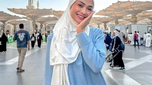5 Inspirasi Gaya Hijab Andi Annisa Iasyah, Bisa Kamu Tiru Buat Nongkrong atau Kondangan