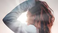 Dampak buruk sinar UV matahari terhadap rambut. (Foto: unsplash.com)