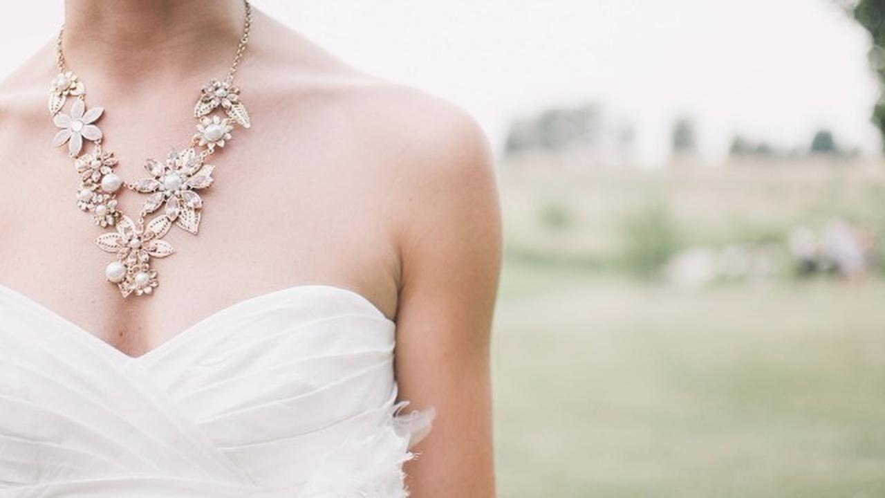 Demi Uang Taruhan Ayah Mertua Cium Pengantin Wanita di Depan Tamu