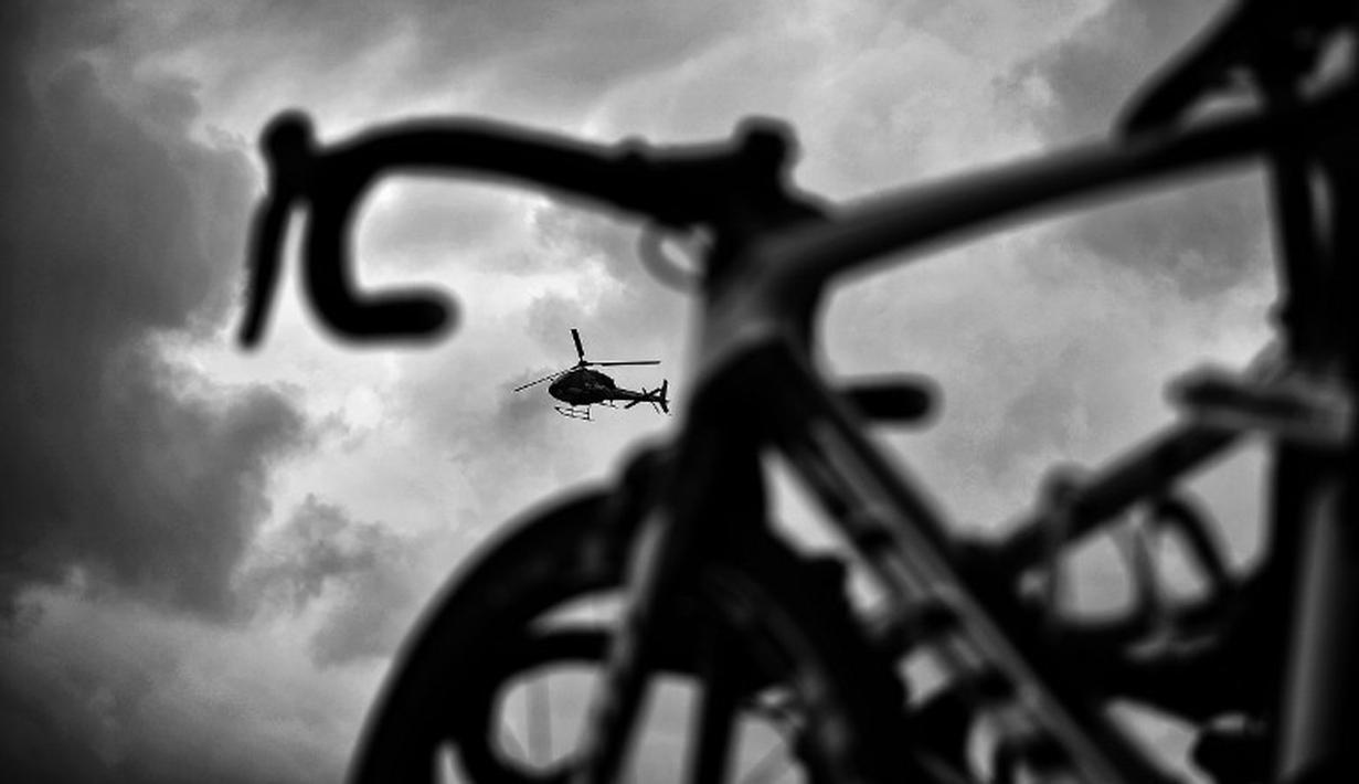 Helikopter yang membawa awak media terbang di atas para pebalap saat Etape 5 Tour de France yang berjarak 189.5 km antara Arras dan Amiens, Prancis. (8/7/2015), (AFP Photo/Jeff Pachoud)