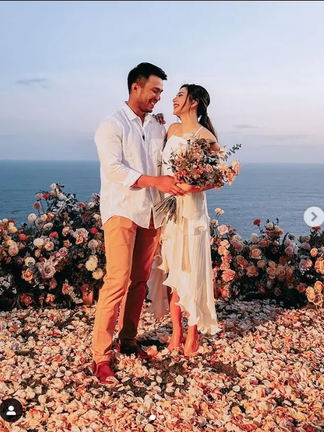 Yakup Hasibuan tiba-tiba bernyanyi lagu "Teman Hidup" dan bersimpuh di hadapan Jessica Mila untuk memberikan sebuah kotak berisi cincin dan melamar sang aktris. (Instagram @vidialdiano)