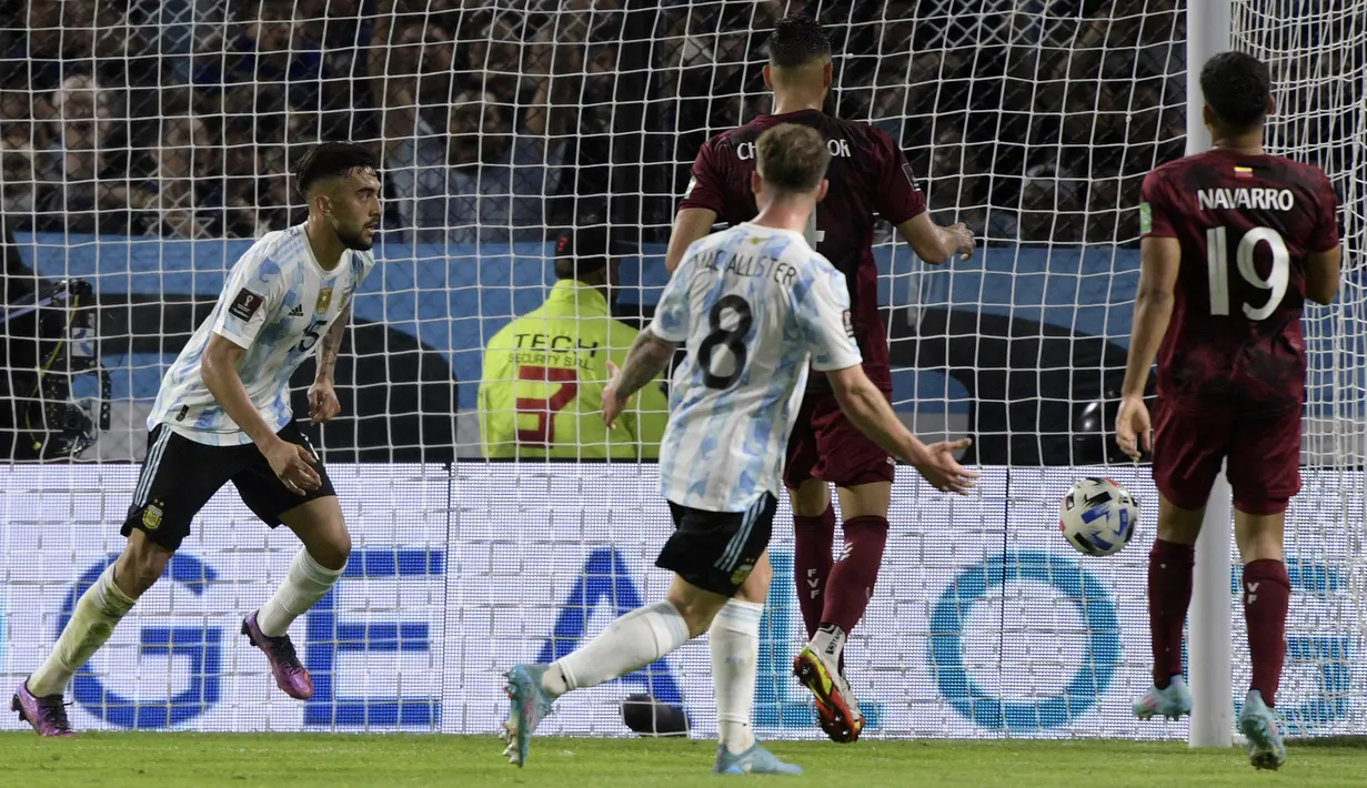 Pemain Argentina Nicolas Gonzalez (kiri) melakukan selebrasi usai mencetak gol ke gawang Venezuela pada pertandingan sepak bola kualifikasi Piala Dunia 2022 di Stadion La Bombonera, Buenos Aires, Argentina, 25 Maret 2022. Argentina menang 3-0. (JUAN MABROMATA/AFP)