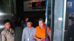 Ketua DPD Partai NasDem kota Brebes, Amir Mirza Hutagalung usai menjalani pemeriksaan di gedung KPK, Jakarta, Rabu (30/8). Amir ditangkap petugas KPK terkait kasus hukum yang melibatkan Wali Kota Tegal Siti Masitha. (Liputan6.com/Helmi Afandi)