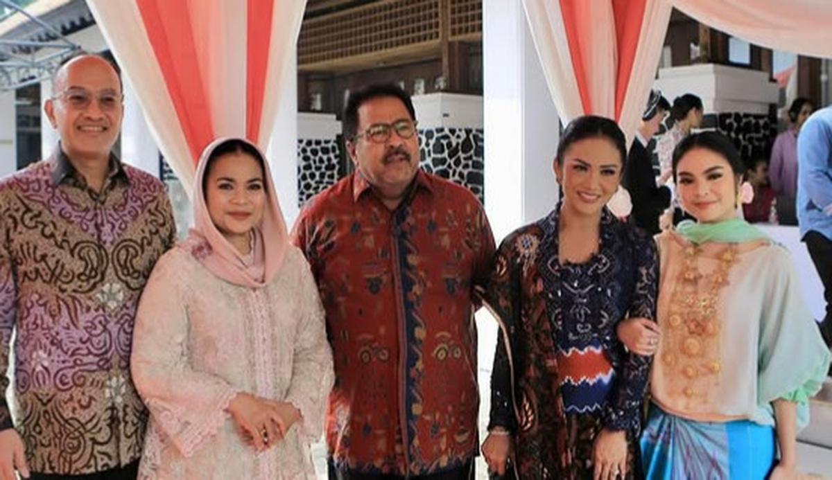 Dipuji Juara Cantiknya, Potret Kris Dayanti Berkebaya Biru Hadiri Pembukaan Pameran Foto di Museum Nasional Indonesia