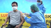 Tenaga kesehatan di RSUP Haji Adam Malik Medan disuntik vaksin Covid-19