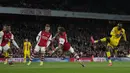 Crystal Palace hampir menyamakan skor pada menit ke-28 melalui Christian Benteke. Sepakan kaki kirinya masih mampu ditangkap kiper Arsenal, Aaron Ramsdale. (AP/Alastair Grant)