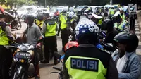 Polisi lalu lintas menggelar razia atau Operasi Patuh Jaya 2018 di Jalan DI Panjaitan, Jakarta Timur, Jumat (27/4). Khusus untuk Operasi Patuh Jaya 2018, para polantas akan memburu mereka yang menggunakan ponsel sambil berkendara (Merdeka.com/Imam Buhori)