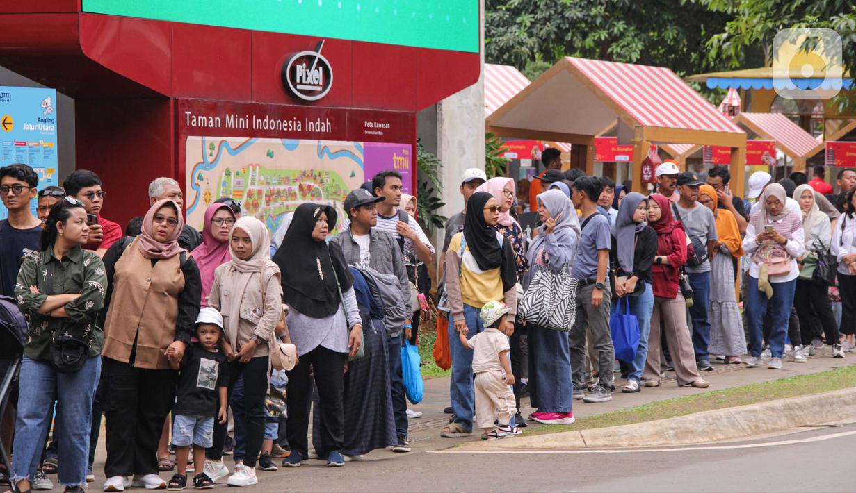 Pengunjung antre untuk bisa naik bis wisata berkeliling area Taman Mini Indonesia Indah (TMII), Jakarta, Senin (27/1/2025). (Magang/Liputan6.com/Muhammad Rizal)