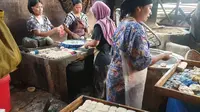 Beberapa pegawai pengrajin tahu di kawasan Suci Garut, Jawa Barat tetap berproduksi melayani konsumen pelanggan setia kalangan penjual bakso. (Liputan6.com/Jayadi Supriadin)