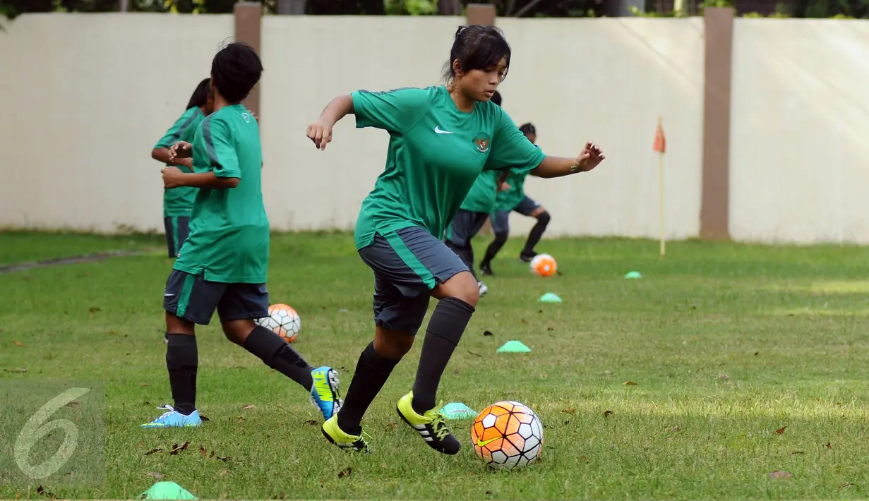 Pemain Timnas Putri Indonesia U-15 berlatih memainkan bola di Lapangan GOR Sunter, Jakarta, Kamis (4/5). Latihan ini persiapan mengikuti ajang Piala AFF U-15 putri 2017 di Laos, 7-20 Mei mendatang. (Liputan6.com/Helmi Fithriansyah)