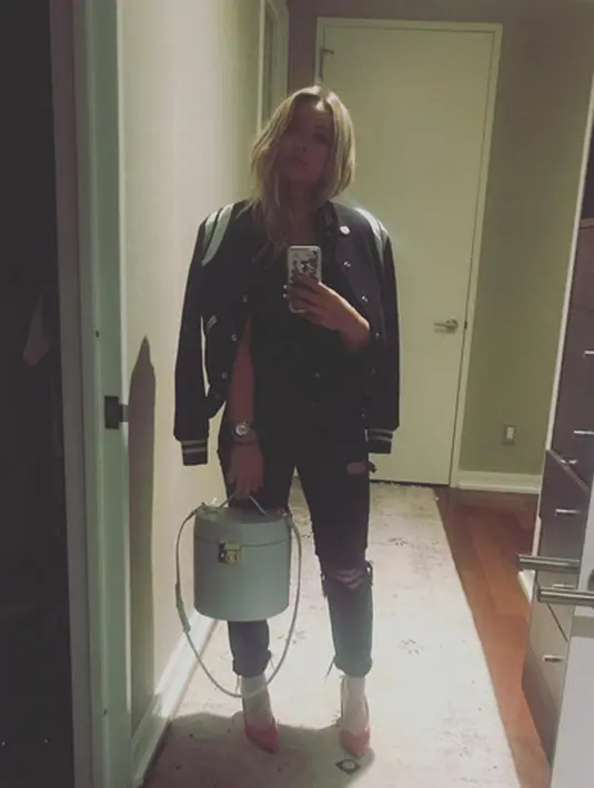 Pencuri yang memasuki kediaman Hilary ini berhasil mengambil perhiasan senilai ribuan dollar. Kejadian ini tentu menjadi pelajaran yang berharga bagi Hilary. Terlebih soal sistem keamanan rumahnya. (Instagram/hilaryduff)