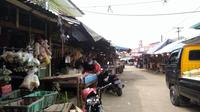 Para pedagang pasar di&nbsp;Pasar Griya Bukit Jaya, Bogor mengeluhkan turunnya penjualan (dok: Ine)